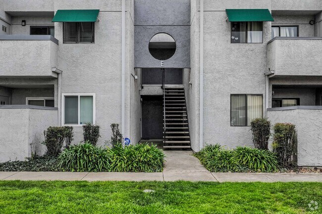 Entrada - Sharon Creek Condominiums