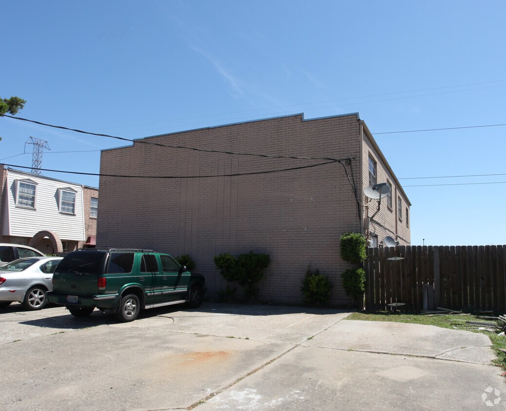 Building Photo - 1425-1429 Hickory Ave