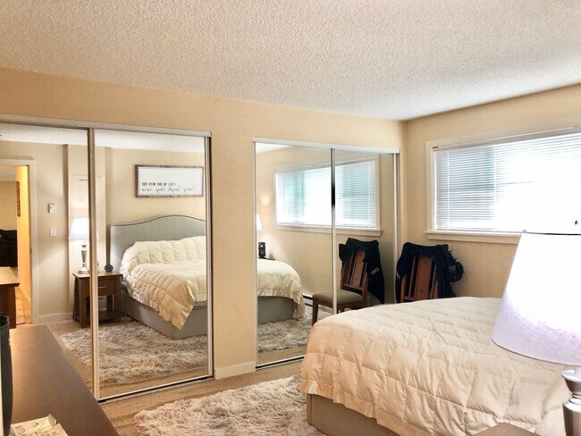 Foto del edificio - Lovely, Rare Downtown Edmonds Condo,Pet(s)