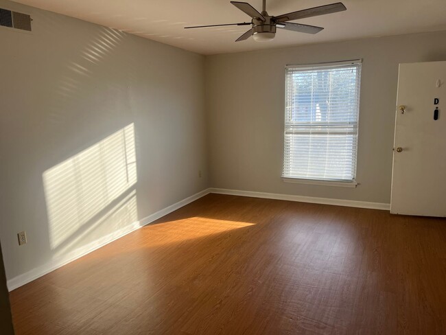 Building Photo - 2 Bed, 1 Bath Apartment