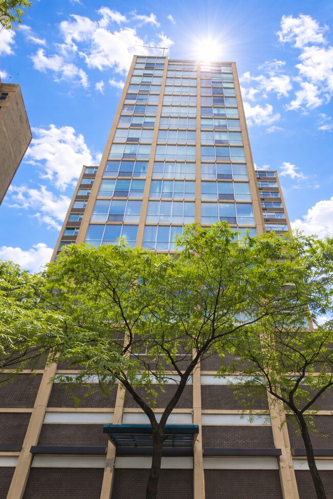 Building Photo - 3110 N Sheridan Rd
