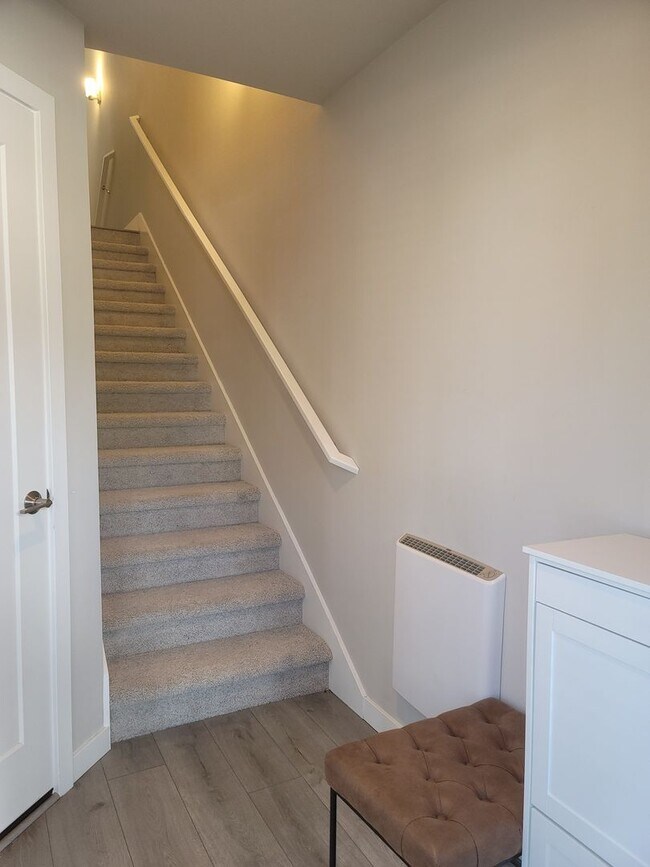 Building Photo - Stunning Tri Level 3/2.5 Townhome in the G...