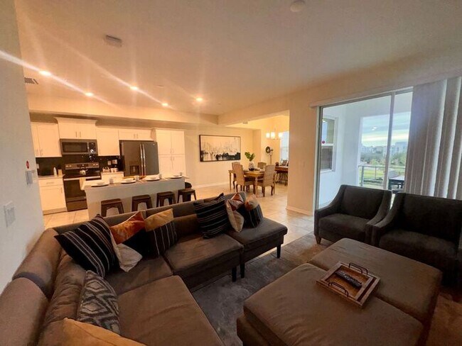 Foto del edificio - Fully Furnished 2/2 Luxury Storey Lake Condo near Disney with a Stunning Balcony Viiew!