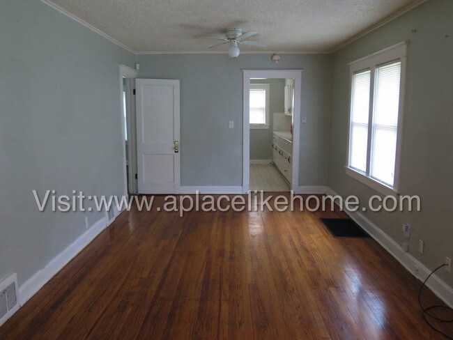 Building Photo - 3418 Mersington Ave, Kansas City, 64128