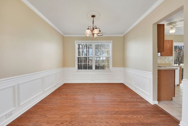 Building Photo - Charming 3 bedroom 2.5 bathroom on a Cul-D...