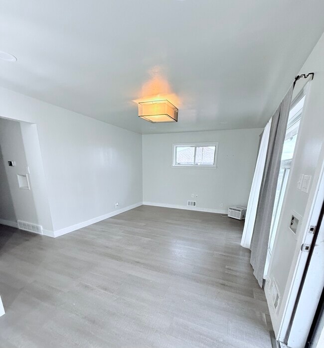 Living area main floor - 1281 Worley Dr