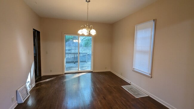 Building Photo - East End home near hospital, restaurants, grocery