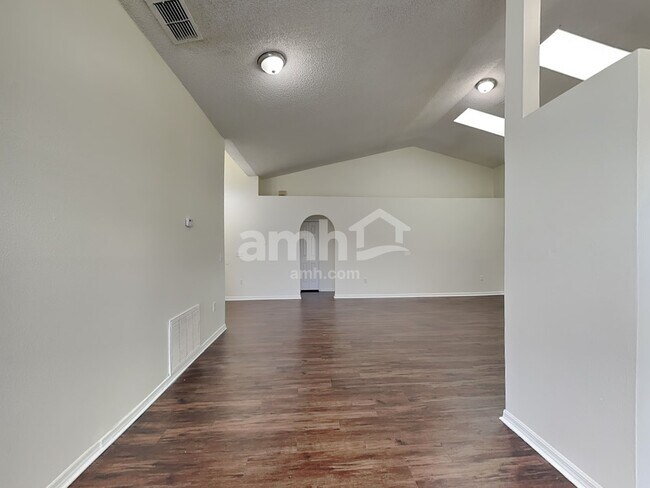 Foto del edificio - 555 Whiskey Creek Ct