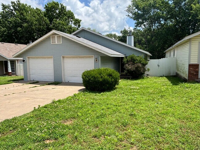Building Photo - 2 Bedroom Duplex With NEW LVP Flooring In ...
