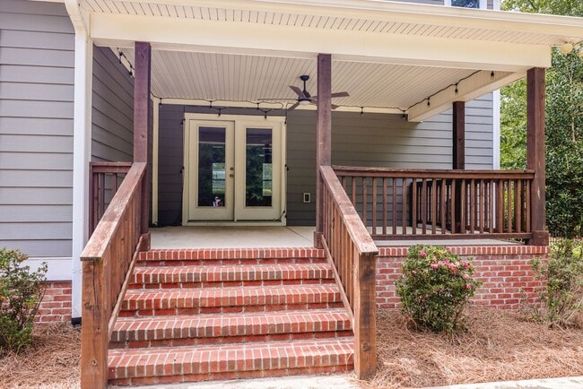Building Photo - DEPOSIT FREE OPTIONS!! 5 Bedroom 2.5 Bath ...