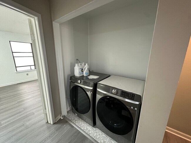 Foto del edificio - Charming 2BR Townhome in Virginia Beach 20...