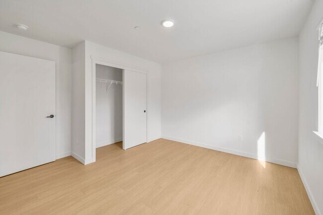 Building Photo - 916 S Holladay Dr