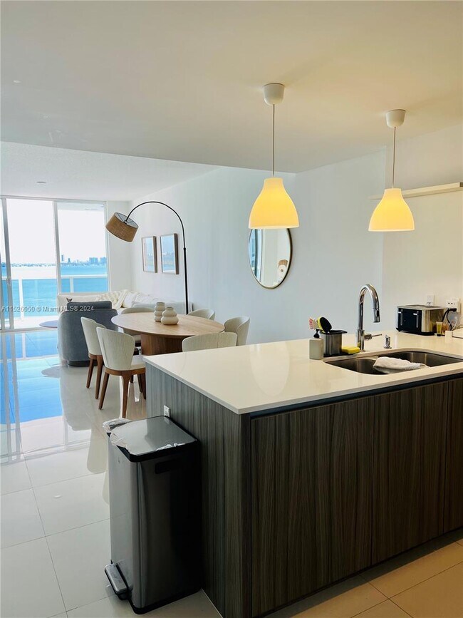 Foto del edificio - 600 NE 27th St