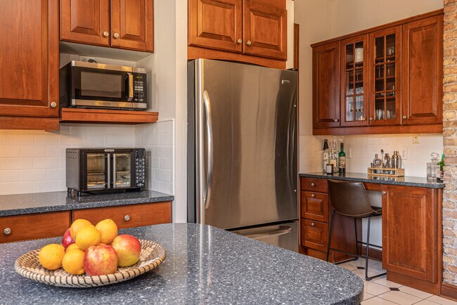 Foto del edificio - 2839 N Downer Ave