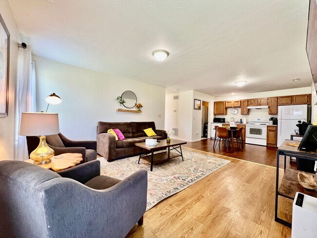 Foto del edificio - 3 Bedroom 1 Bathroom Attached House