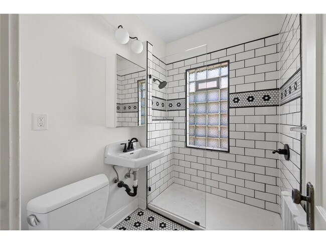 Foto del edificio - 971 Goodrich Ave