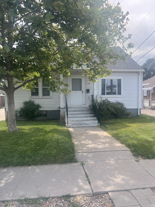 Building Photo - 445 N 200 W St