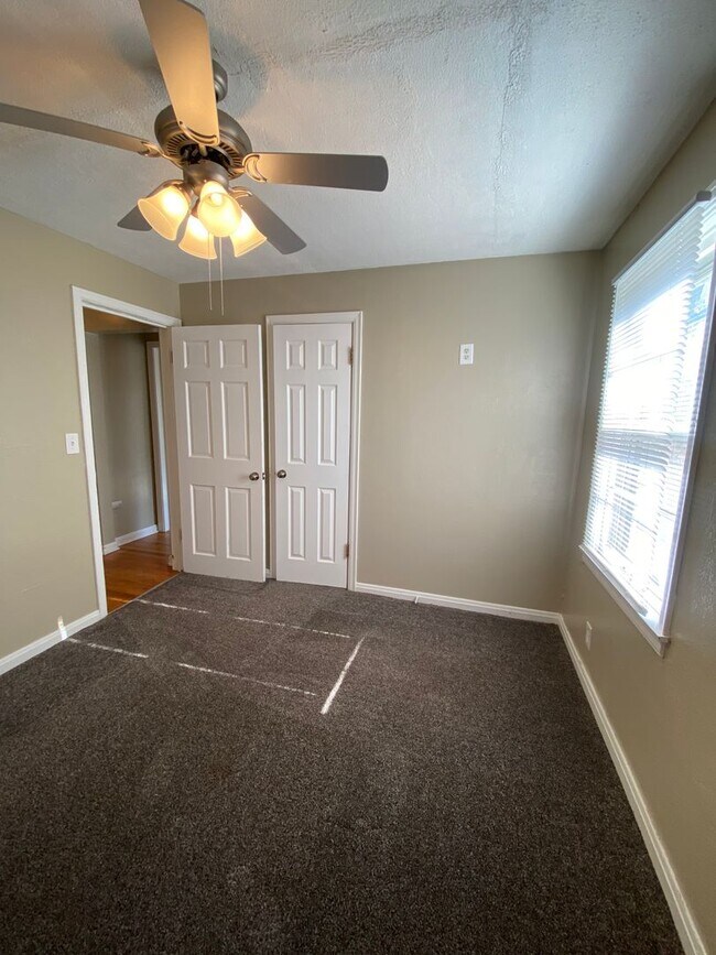 Building Photo - Acreage In SE Lincoln! 2/1 Available June ...