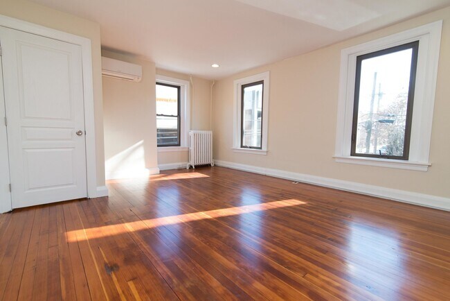 Foto del edificio - 317 W 2nd St