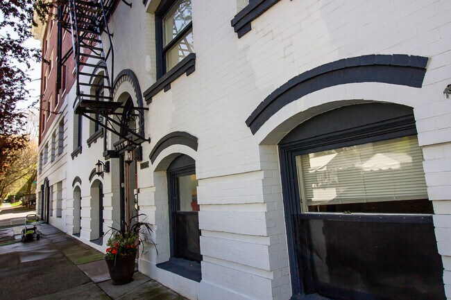 ENTRADA CON CONTROL DE ACCESO - The Benson Apartments