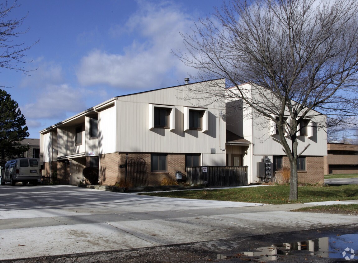 Foto principal - 16411 W 12 Mile Rd