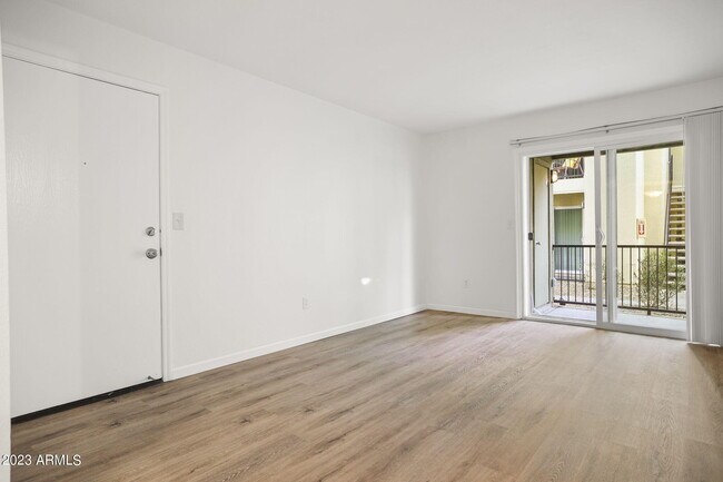 Building Photo - 740 W Elm St