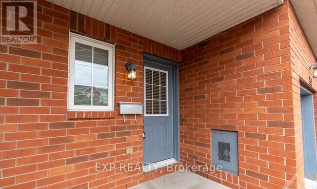 Building Photo - 282 Macoun Cir