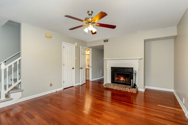 Foto del edificio - Donelson Freshly Updated 2 Bdrm Townhome Available Now!