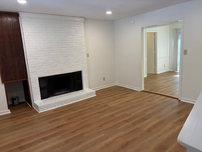 Foto del edificio - 8741 Chapel Hill Rd