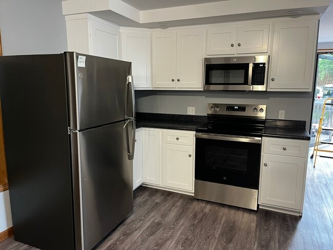 Building Photo - Main Street Lower Apartment