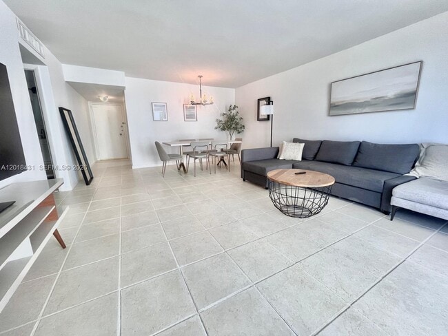 Foto del edificio - 5838 Collins Ave