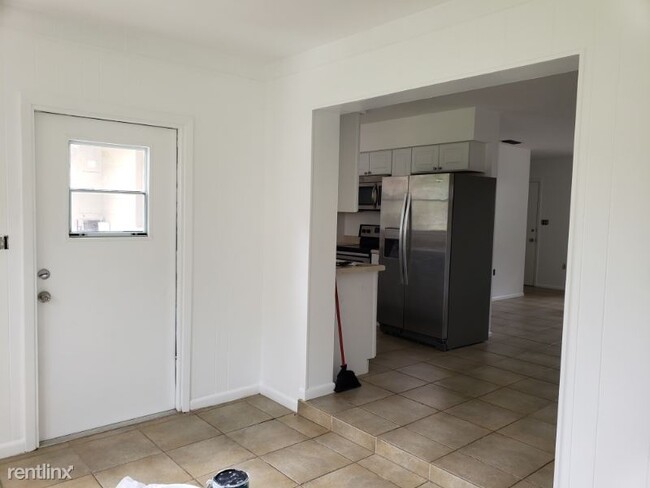 Building Photo - 2 br, 2 bath Apartment - 7217 Manatee Ave
