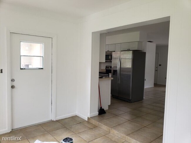 Foto del edificio - 2 br, 2 bath Apartment - 7217 Manatee Ave