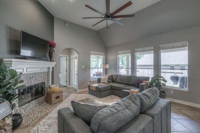 Sala de estar y chimenea de gas - 323 Arbor Ridge Ln