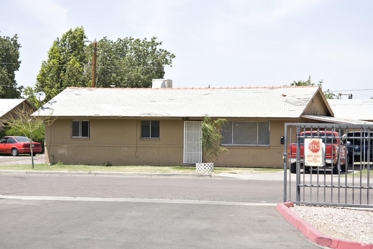Building Photo - 5828 W Rose Ln