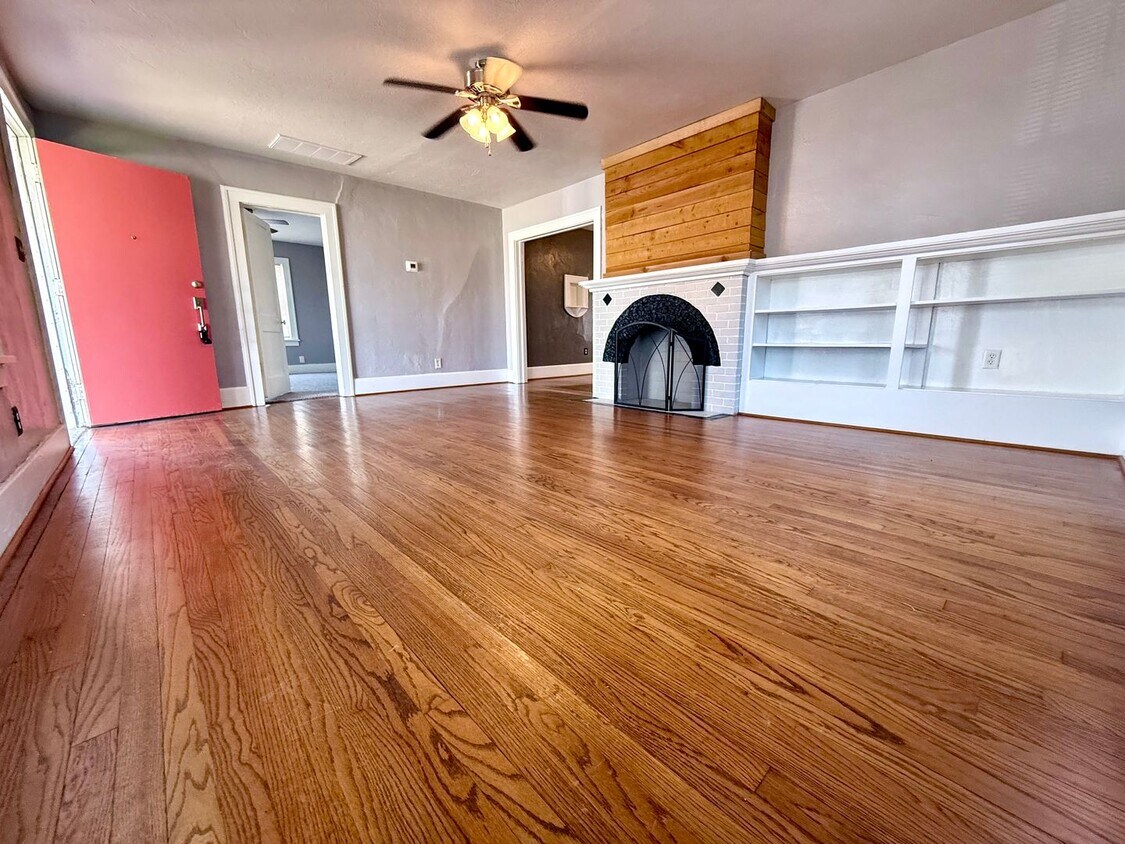 Foto principal - Updated 2BD 1BA Craftsman Home in Central ...