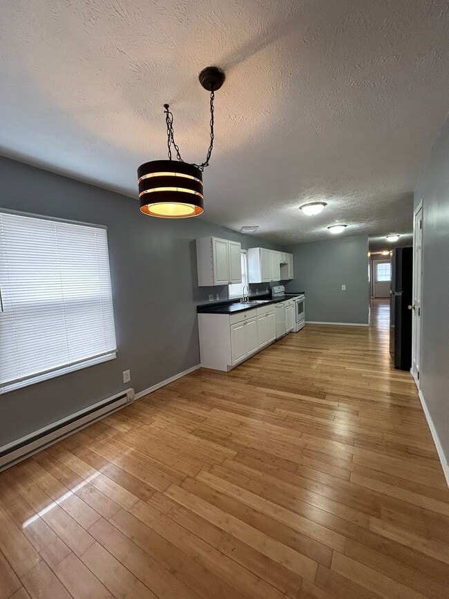 Building Photo - Freshly Painted Spacious 3 Bedroom / 2 Bat...