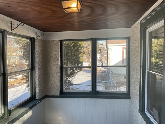 Building Photo - Charming 2+ Bedroom Single Family on a gre...