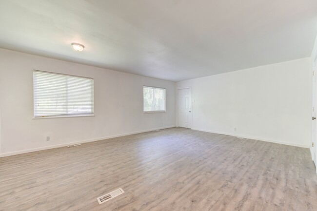 Building Photo - 817 Yale Ave
