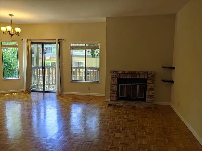 Building Photo - "Charming 2-Bedroom Retreat in Prime Santa Clara Location!"
