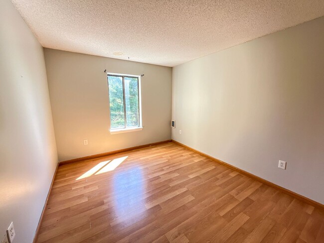 Foto del edificio - Hamden 2-Bed Condo W/ In-Unit Laundry!