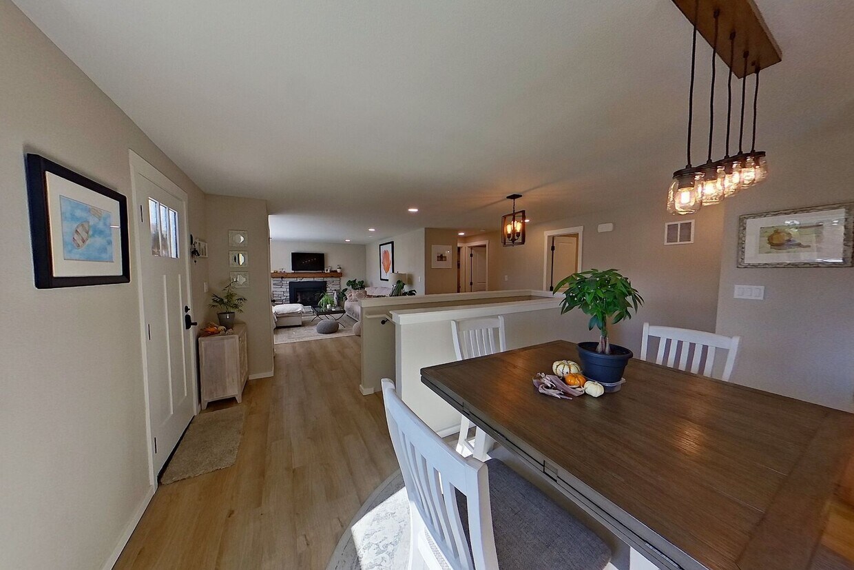 Building Photo - Fully remodeled, Ranch Style home