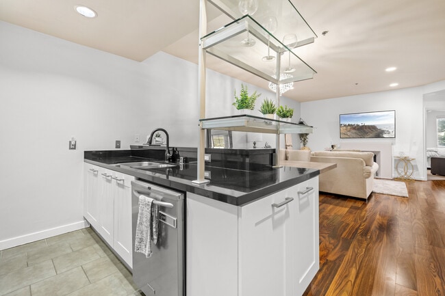 Building Photo - 585 N Rossmore Ave