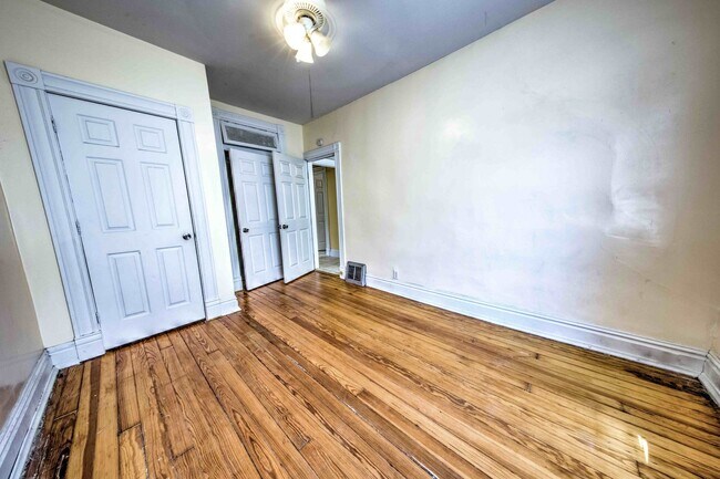 Building Photo - Recently Renovated 2 bedroom 1 bath home w...