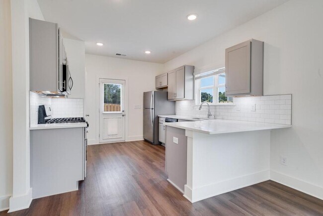 Building Photo - Primary Suite on main level plus Bonus Loft Space!