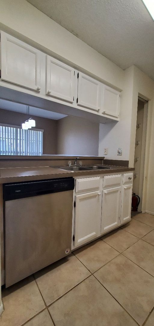Foto del edificio - Beautiful 2-Bedroom, 3-Bathroom Townhome in Brandon