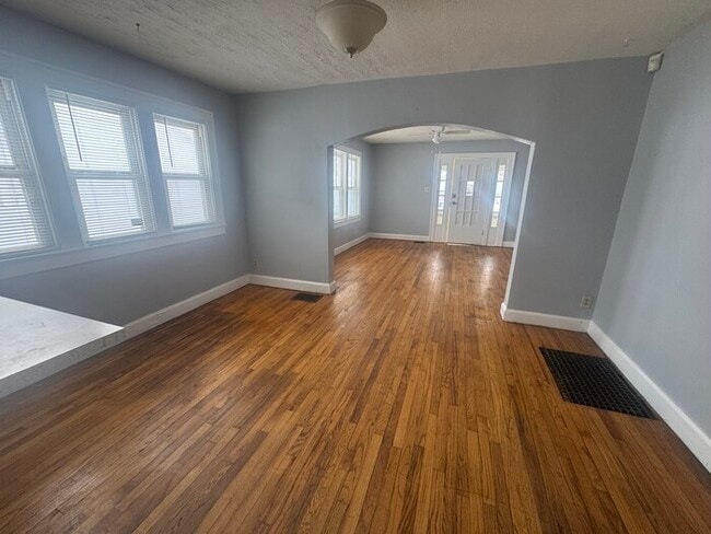 Building Photo - South Broad Ripple 2 Bed with Garage