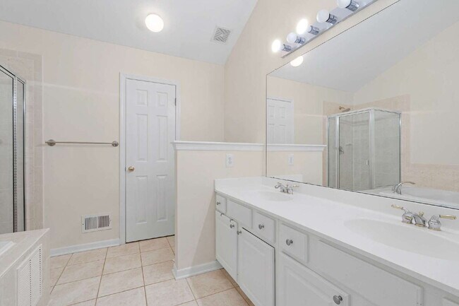 Foto del edificio - 50 Battalion Dr