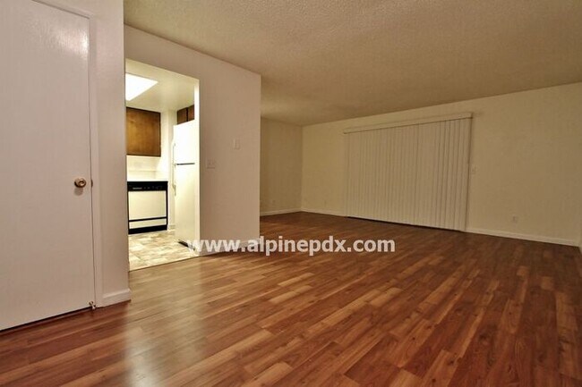 Building Photo - Sherwood Condo with outdoor pool, hardwoods