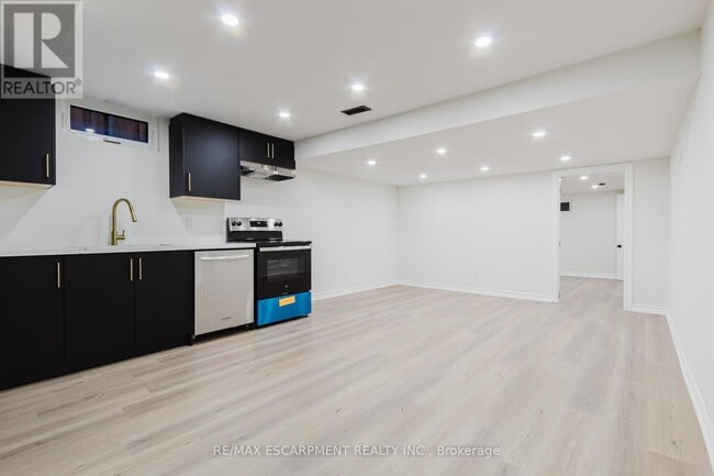 Building Photo - 211 Green Rd